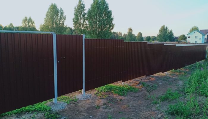 Забор из коричневого профнастила, Фото, №16