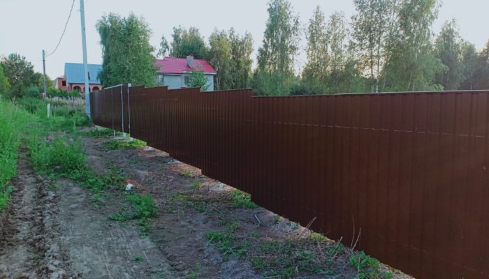 Забор из коричневого профнастила, Фото, №16